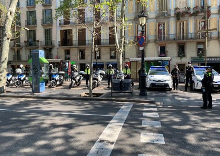 Homenatge de la Guàrdia Urbana i Mossos als treballadors del mercat